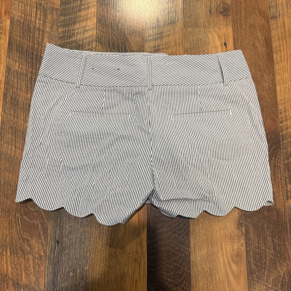 Ann Taylor Striped Seersucker Women's Shorts with Scalloped Hem - Picture 2 of 3